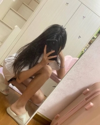 居家系纖瘦小可愛 ♡ 鄰家女孩「果果」：擋臉神祕感＋白皙鉛筆腿，最觸動心弦的純真悸